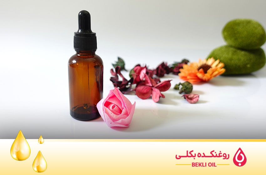 یک شیشه حاوی روغن خراطین