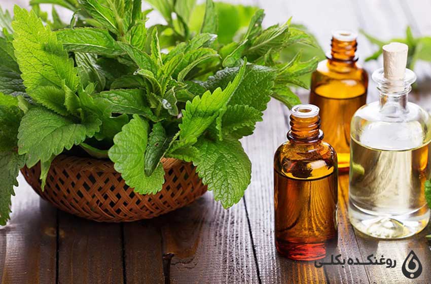 سه شیشه حاوی روغن خراطین ، یک سبد حاوی برگ