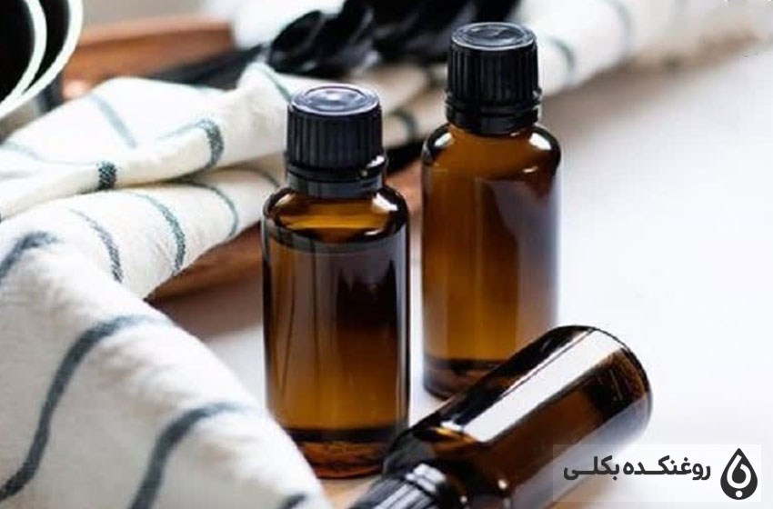 سه شیشه حاوی روغن خراطین