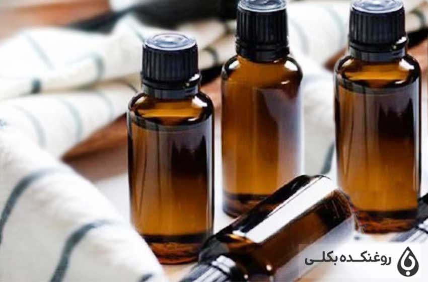 چهار شیشه حاوی روغن خراطین
