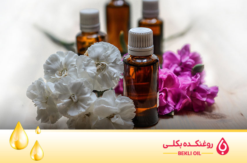 چند شیشه حاوی روغن خراطین و چند شاخه گل