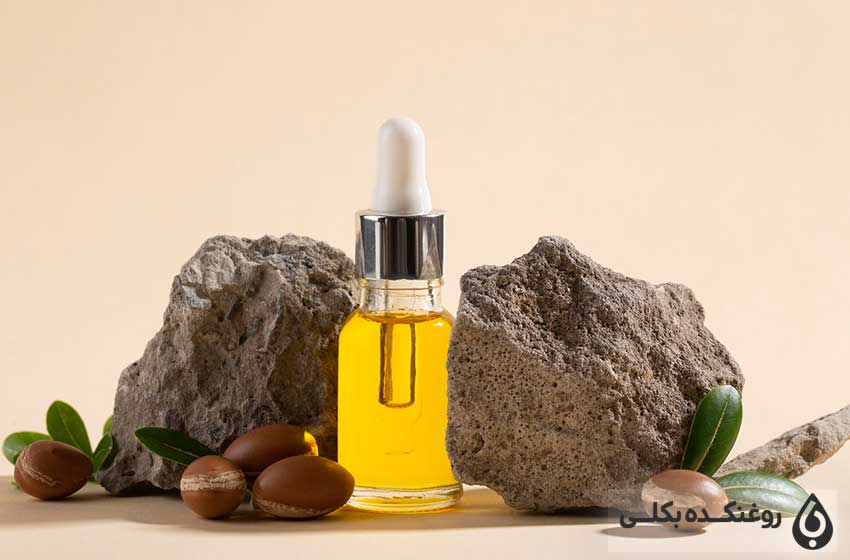 روغن آرگان در کنار دانه های آرگان