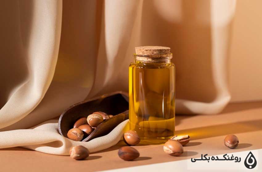 روغن آرگان در کنار دانه های آرگان