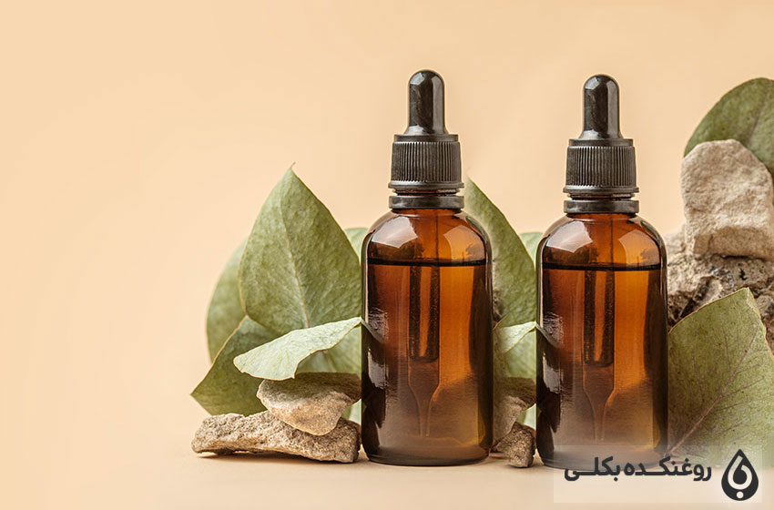 دو شیشه حاوی روغن خراطین