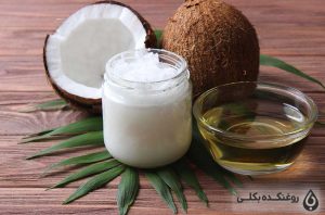 یک شیشه و یک ظرف حاوی روغن نارگیل به همراه دو نارگیل