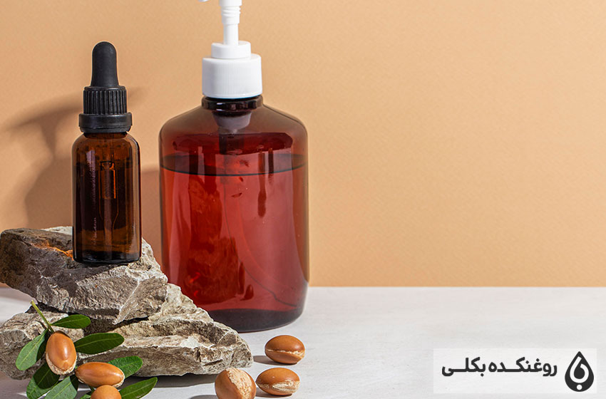 دو شیشه حاوی روغن آرگان و دانه های آرگان