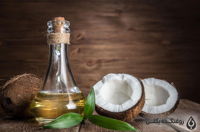 یک شیشه روغن نارگیل به همراه سه عدد نارگیل