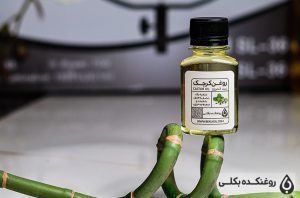 یک شیشه حاوی روغن کرچک بر روی بامبو