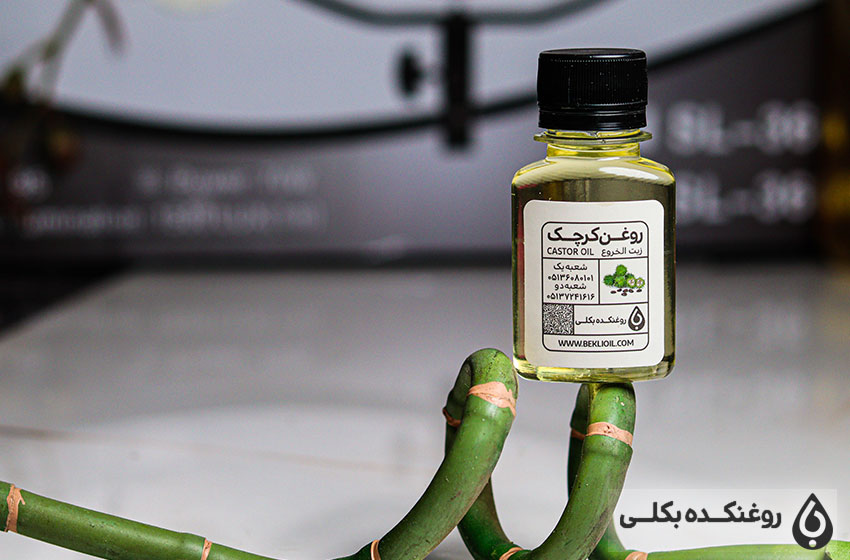 یک شیشه حاوی روغن کرچک بر روی بامبو