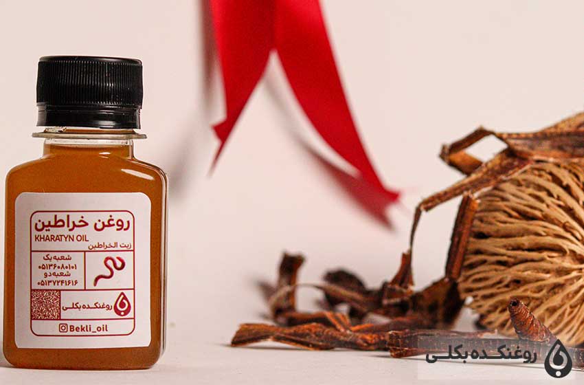 یک شیشه حاوی روغن خراطین و کرم های خشک شده خراطین