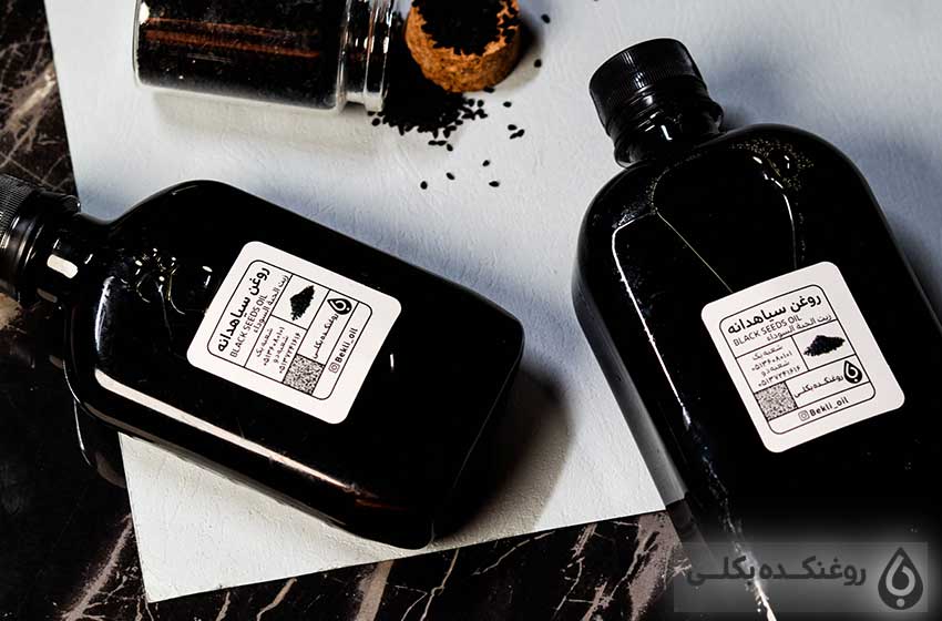 دو شیشه حاوی روغن سیاه دانه و دانه های سیاه دانه