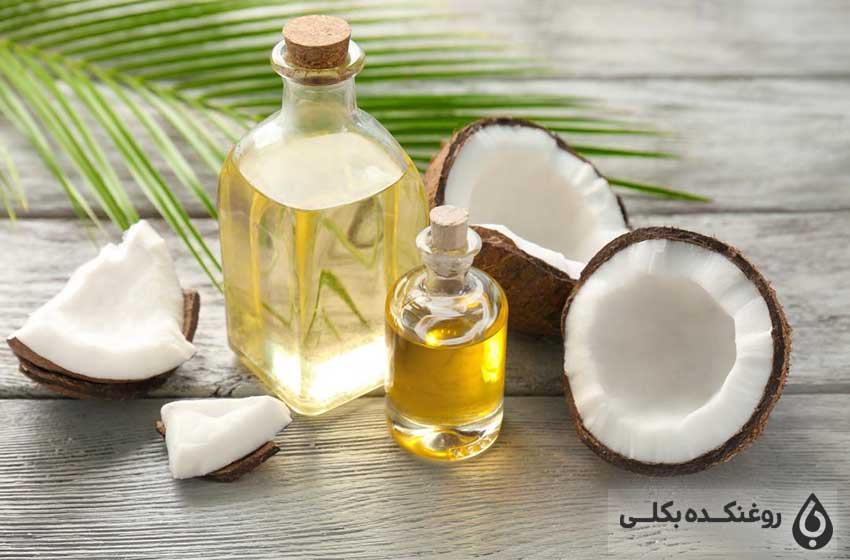 دو شیشه حاوی روغن نارگیل و تکه های نارگیل