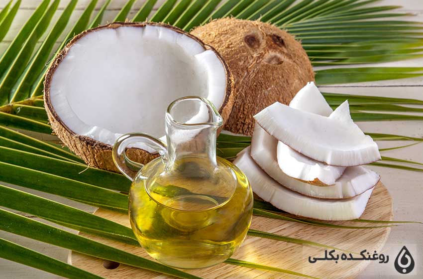 یک شیشه حاوی روغن نارگیل و تکه های نارگیل