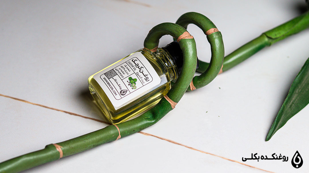 بطری روغن کرچک روی میز
