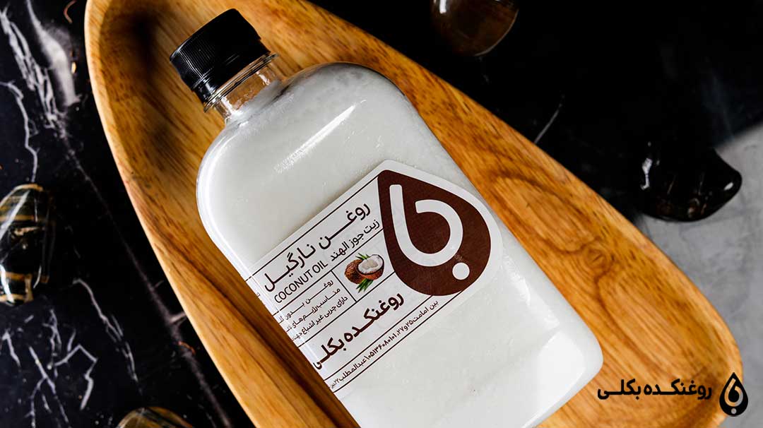 یک قوطی روغن نارگیل روی چوب
