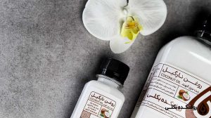 دو ظرف روغن نارگیل در کنار گل ارکیده