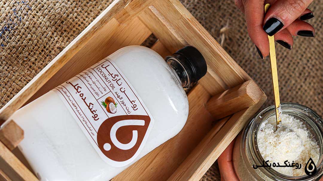 روغن نارگیل در کنار پودر نارگیل