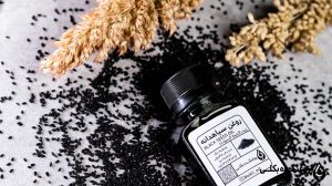 روغن سیاه دانه در کنار دانه های سیاه دانه