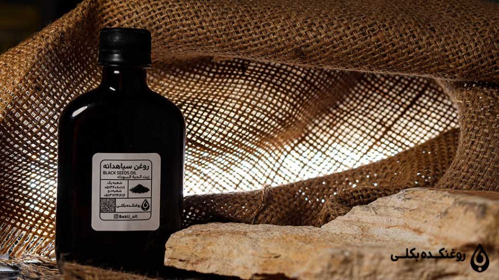 یک ظرف روغن سیاه دانه درب بسته