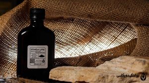 یک ظرف روغن سیاه دانه درب بسته