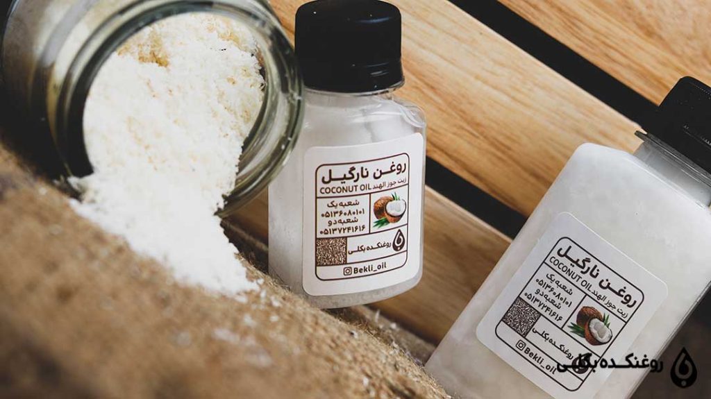 دو قوطی روغن نارگیل در کنار ظرف پودر نارگیل
