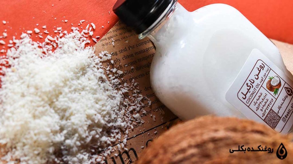 روغن نارگیل در کنار نارگیل طبیعی و پودر نارگیل