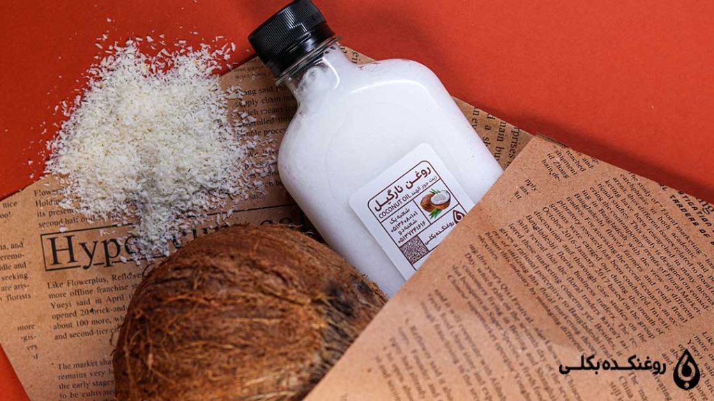 روغن نارگیل در کنار میوه ی نارگیل