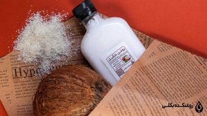 روغن نارگیل در کنار میوه ی نارگیل