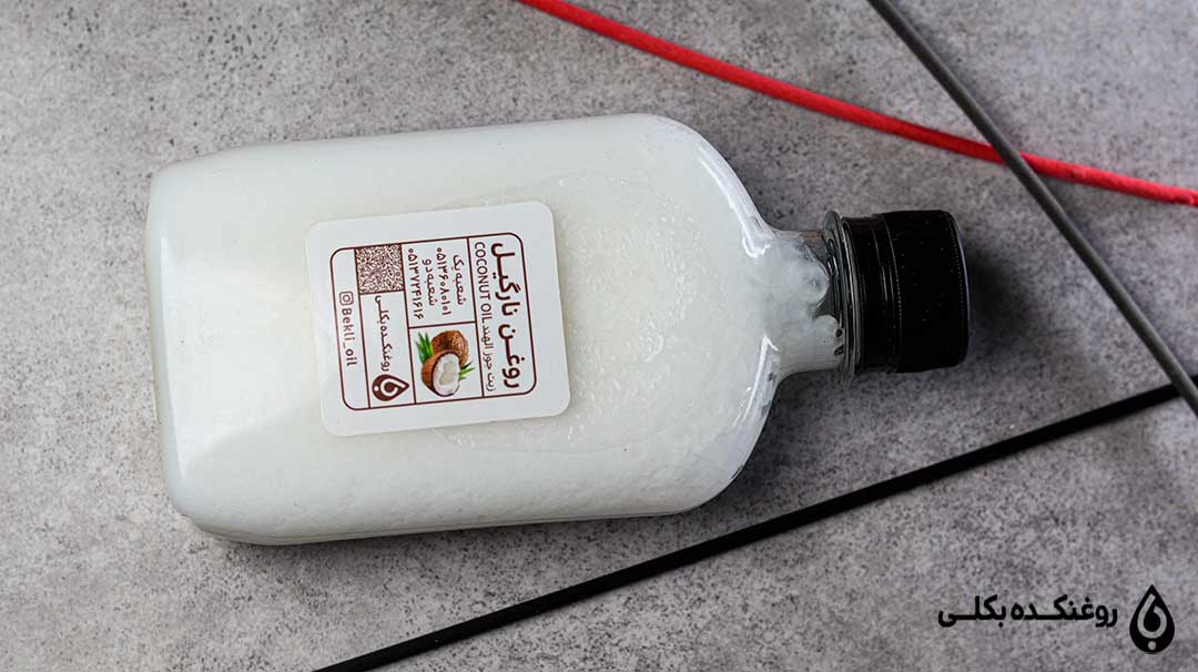یک بطری بزرگ حاوی روغن نارگیل
