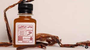 شیشه روغن خراطین روی میز