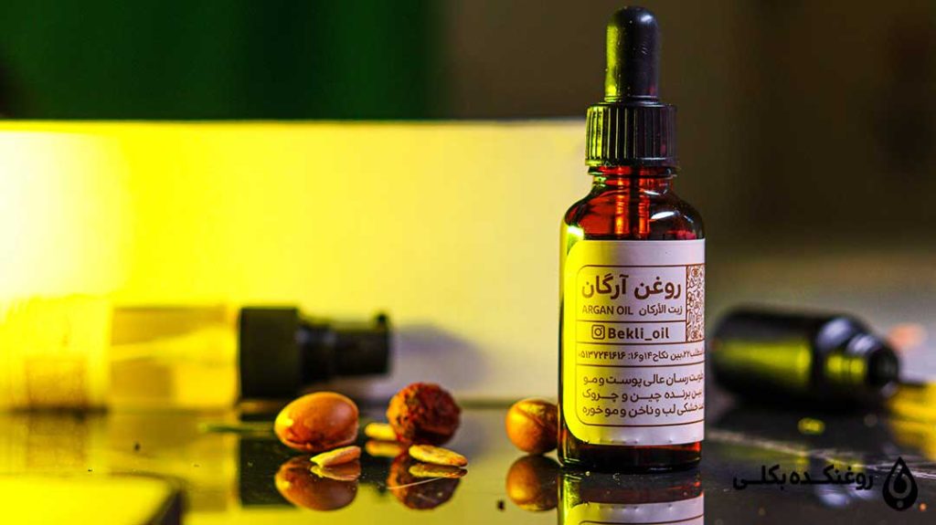 روغن آرگان بکلی در کنار دانه های آرگان
