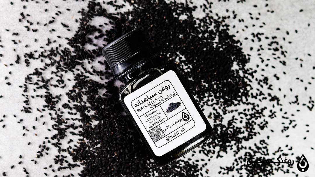 روغن سیاه دانه بر روی دانه های سیاه دانه