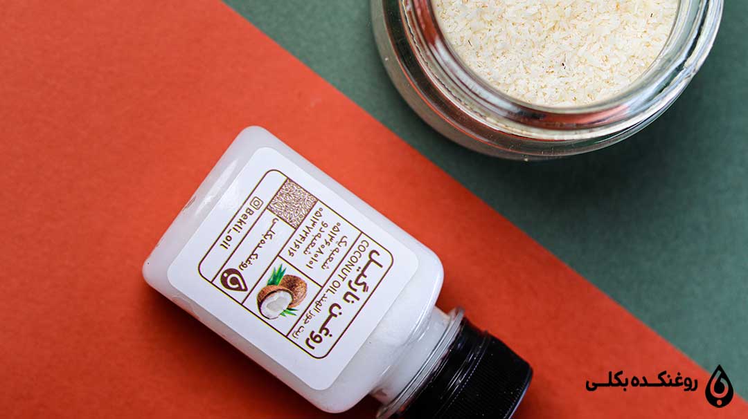روغن نارگیل در کنار ظرف پودر نارگیل طبیعی