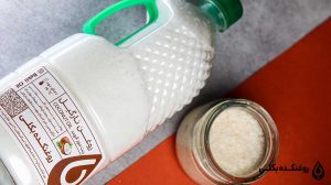 روغن نارگیل در کنار پودر نارگیل