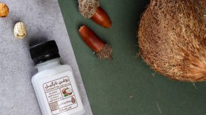 روغن نارگیل در کنار میوه ی بلوط