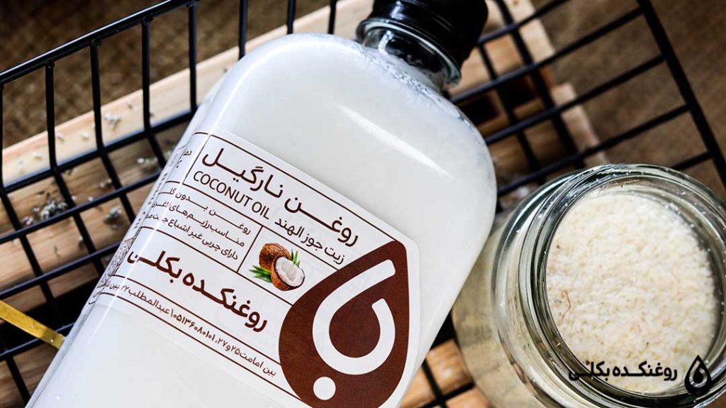 روغن نارگیل در کنار پودر نارگیل
