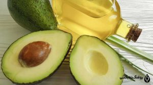 روغن آووکادو در کنار میوه آووکادو