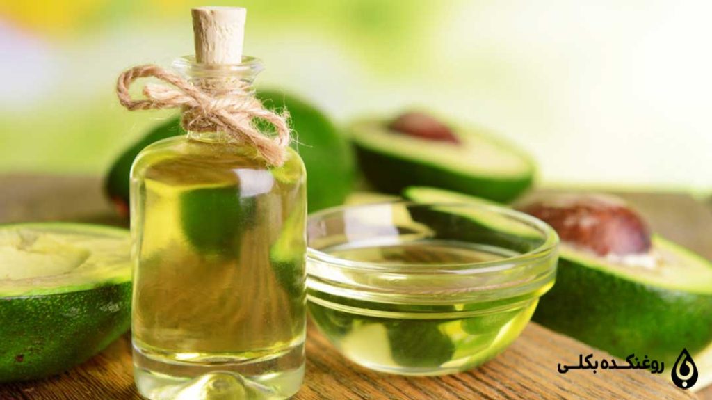 روغن آووکادو در کنار تعدادی آووکادو تازه