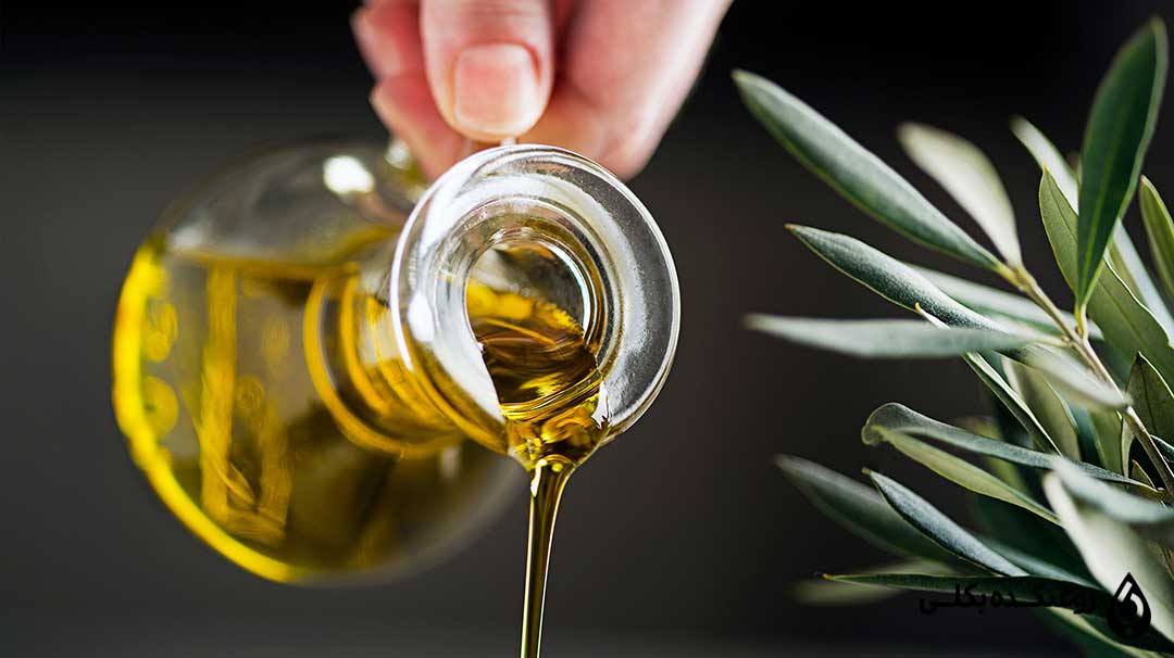 ریختن روغن زیتون در غذا