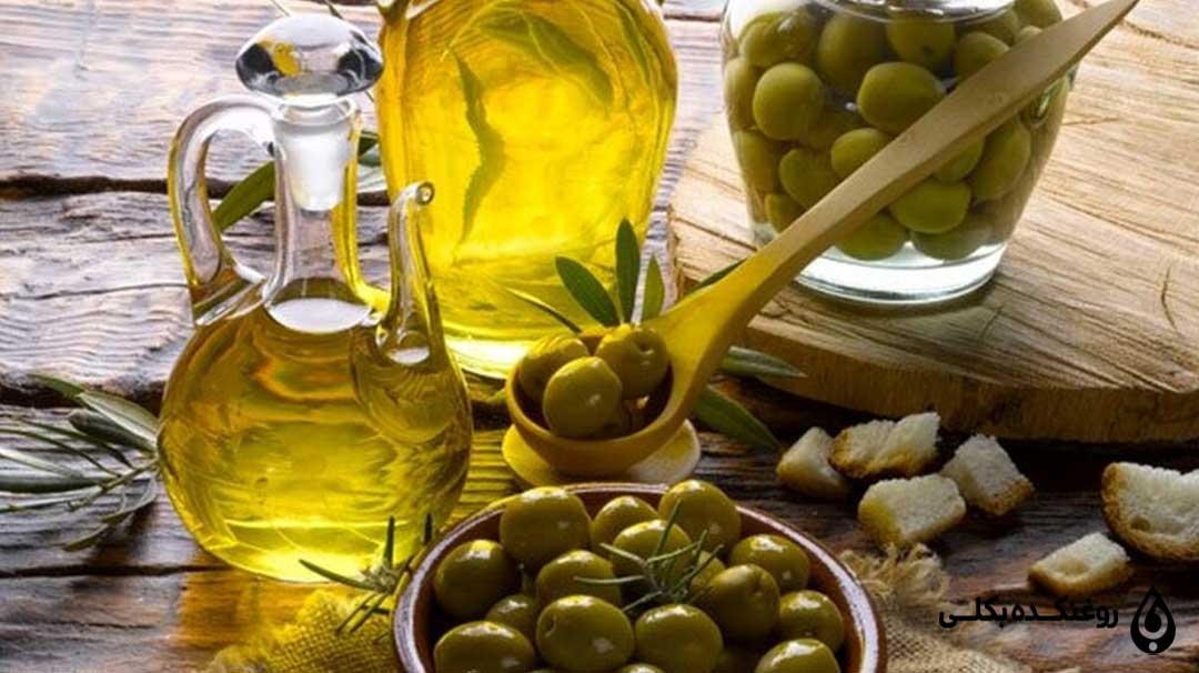 روغن زیتون در کنار زیتون تازه