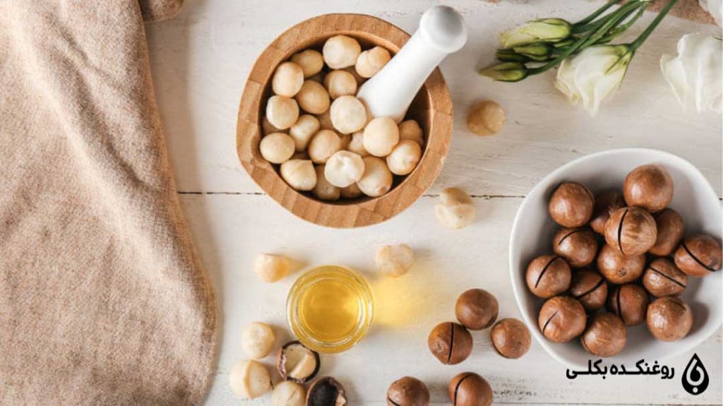 ماکادمیا در ظرف در کنار روغن ماکادمیا ارگانیک