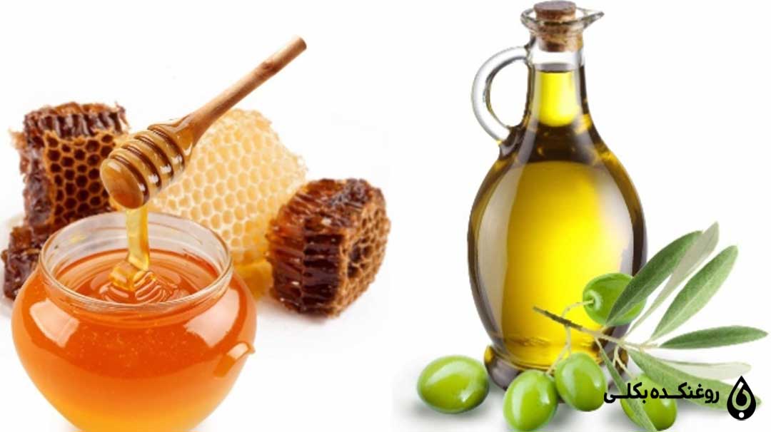 یک شیشه روغن در کنار عسل