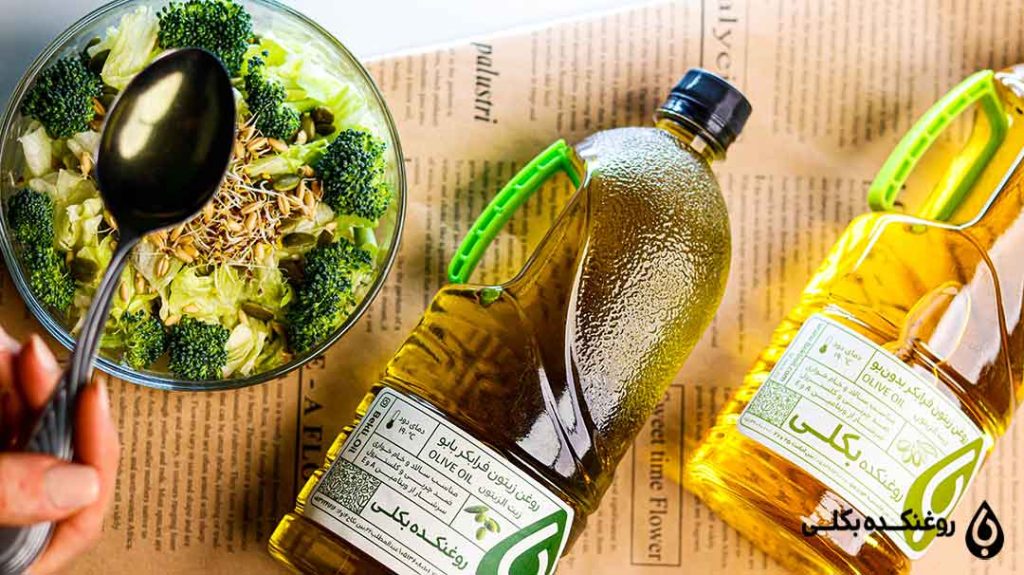 روغن زیتون در کنار سالاد