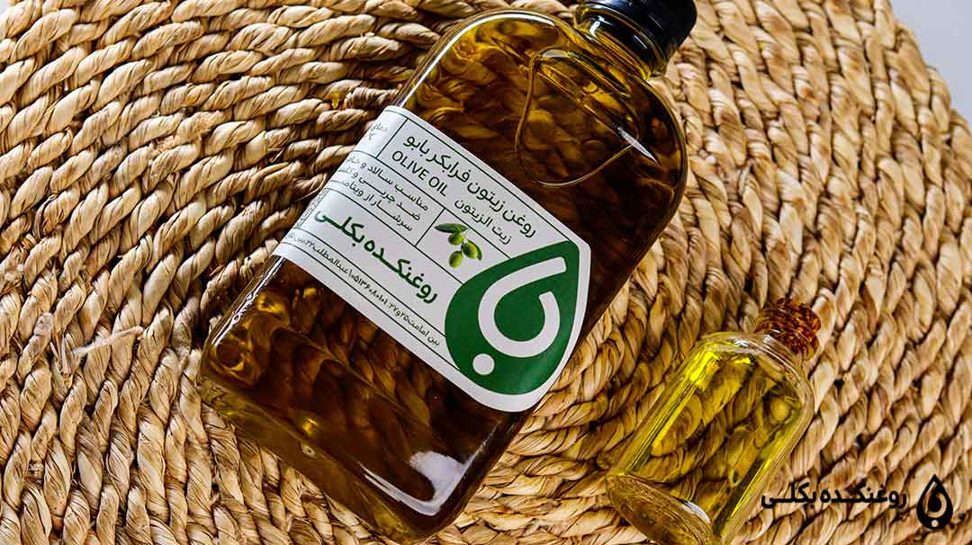 روغن زیتون در دو شیشه بزرگ و کوجک