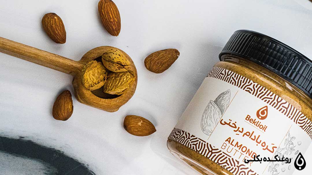 کره بادام درختی در کنار بادام درختی تازه