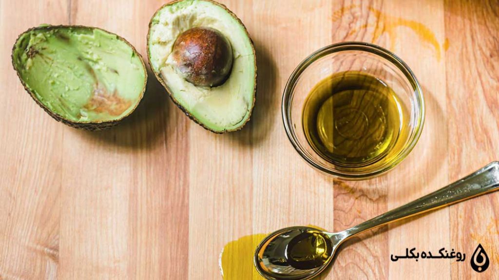 روغن آووکادو در کنار آووکادو تازه
