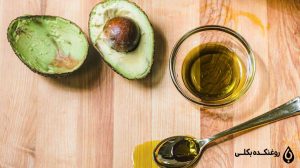 روغن آووکادو در کنار آووکادو تازه