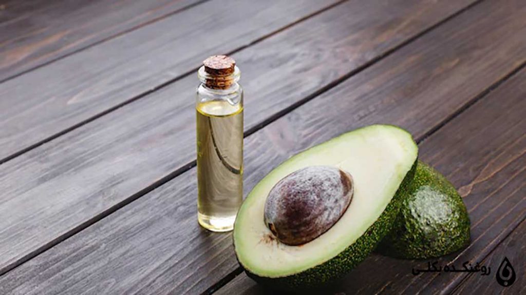 روغن آووکادو در کنار میوه آووکادو
