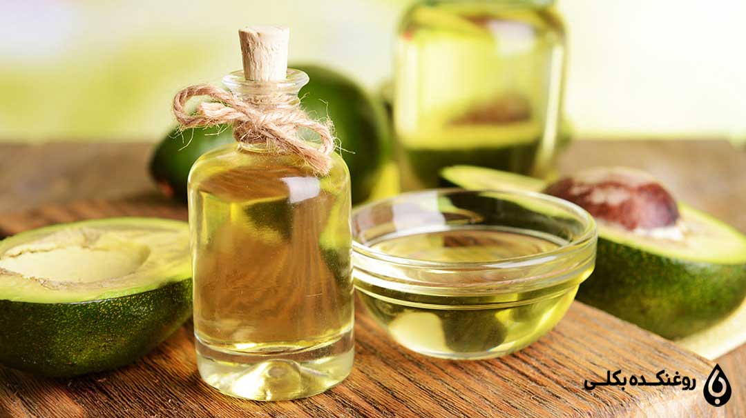 روغن آووکادو در کنار میوه آووکادو